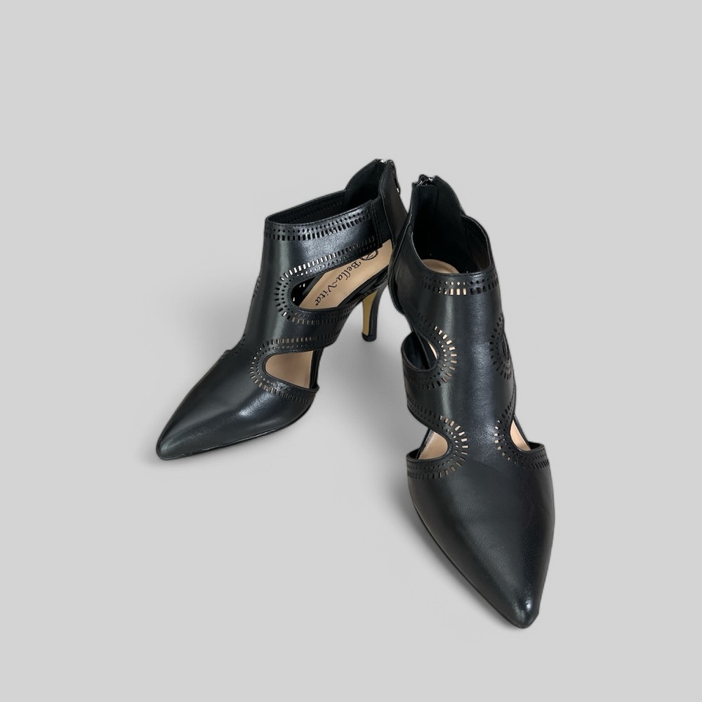 Bella Vita Black Leather Bootie. NEW 7 MED. Zipper back, sexy cutout detail
